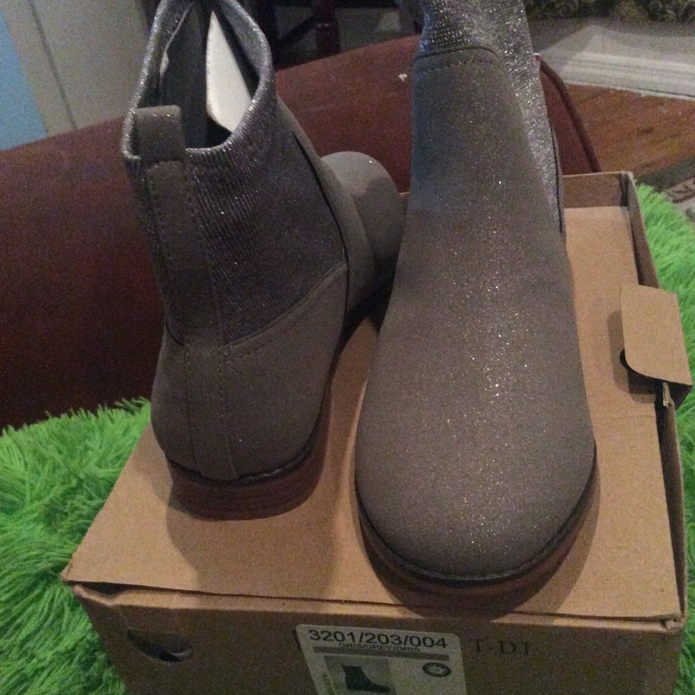 Shoes - Picture 2 of 3